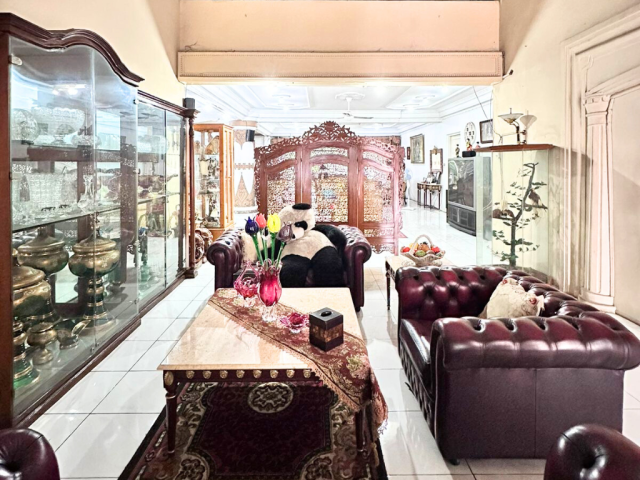 8-Bedrooms House For Sale in Tebet