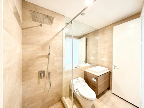 Fifty Seven Promenade Tower City Lantai Sedang
