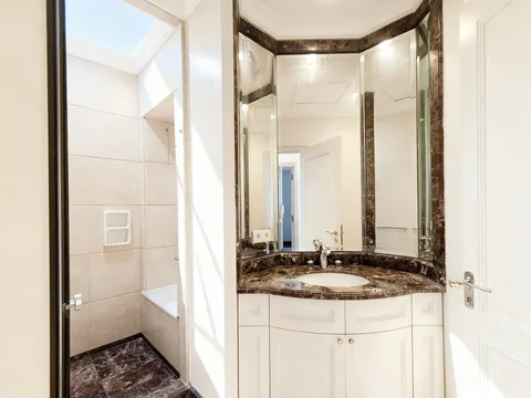 Four Seasons Residences Tower Summer Mid Floor