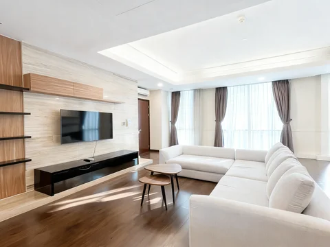 The Peak Sudirman Tower Renais Lantai Sedang