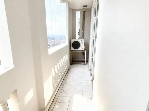 Bellezza Tower Albergo High Floor